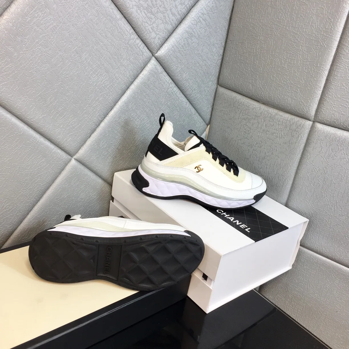 👟👟Ex-factory price 480👟👟 Size: 35-45 in stock, welcome to see the board for tasting details. Chanel Chanel Couple Style Xiaoxiang Casual Sports Shoes Dad Shoes Couple Style Counter original version 1:1, each color is accurately matched and internally marked. Black and gold logo. Fabric: Silk cowhide/Imported sheep tendon Outsole: T👟👟Ex-factory price U outsole/Transparent crystal bottom Comes with flip-top magnet box, complete package